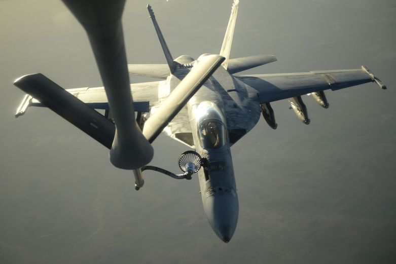 F-18E Super Hornet doplňuje palivo z letounu KC-135 Stratotanker