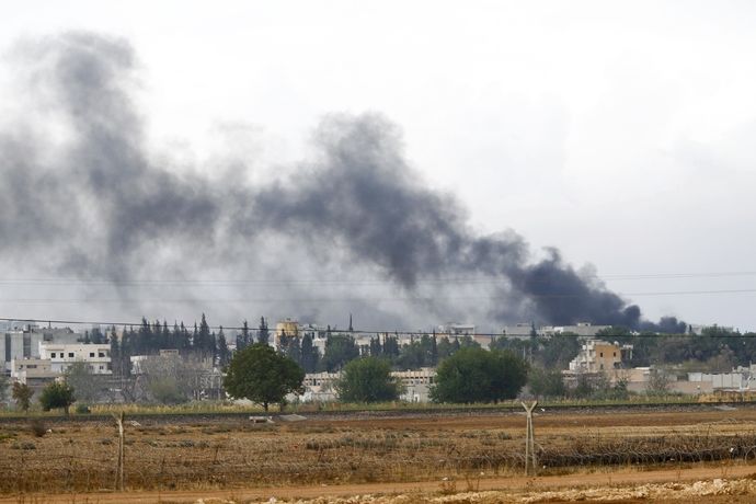 Dým stoupá ze syrského města Kobani, o které bojují Kurdové s Islámským státem. 
