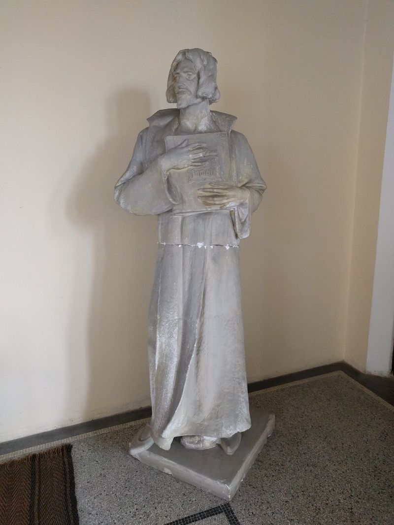Návštěvníka jako první uvítá sádrová socha Mistra Jana Husa. Je to ve skutečnosti kopie bronzového pomníku, který stojí venku před kostelem a je dílem českého sochaře Stanislava Suchardy.