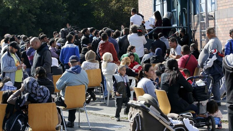 Běženci čekají před úřadem pro uprchlíky v Berlíně (ilustrační foto)