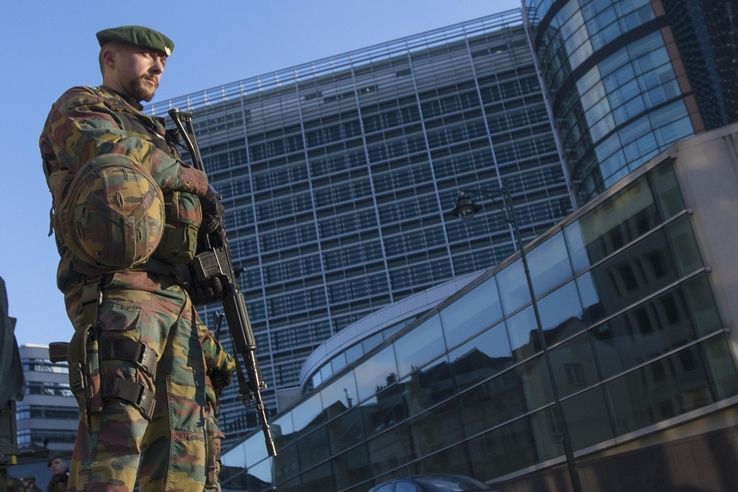 Belgický voják před budovou Evropské komise v Bruselu