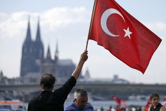 Stoupenci tureckého prezidenta Erdogana na demonstraci v německém Kolíně nad Rýnem. Snímek z 31. července 2016