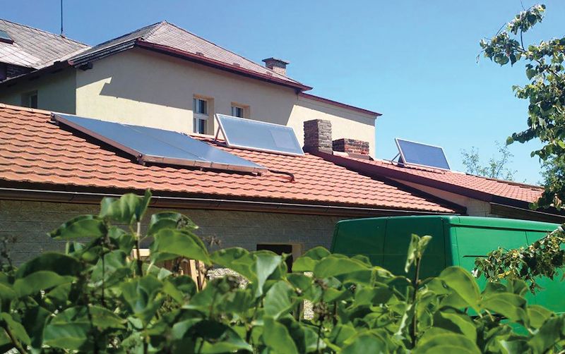 Solární systém pro ohřev TUV a 2 teplovzdušné panely SolarVenti instalované v Mukařově.