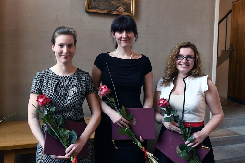 Zleva Zuzana Patáková, Zuzana Ptáčková a Veronika Dulíková převzaly Bolzanovu cenu pro nejlepší studenty Univerzity Karlovy. 