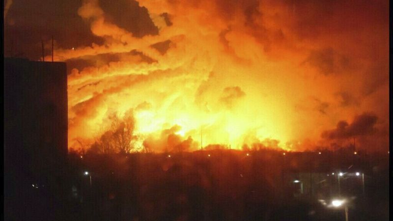 Noční záběr na požár muničního skladu 