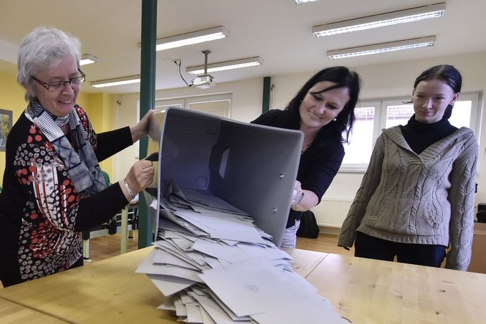 Ihned po skončení voleb začali členové volební komise v největším volebním okrsku v Jihlavě sčítat hlasy.