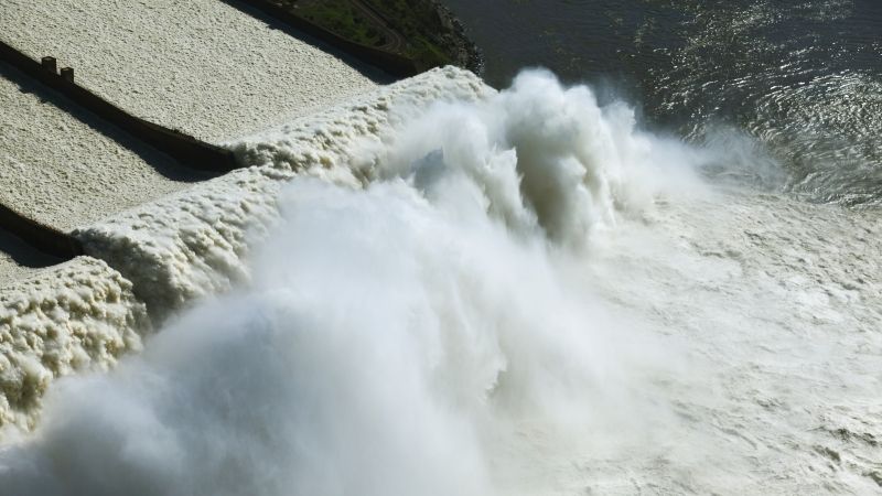 Obrovská masa vody. Řeka Paraná, která zásobuje přehradu a elektrárnu vodou, patří k nejvodnatějším řekám planety.