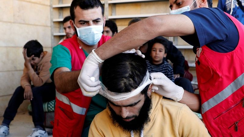 Ošetřování civilistů v Rakce, kteří utekli z područí IS.