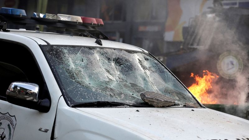 Zničené policejní vozidlo v Asuncionu 