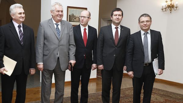 Zleva předseda Senátu Milan Štěch (ČSSD), prezident Miloš Zeman, premiér Bohuslav Sobotka (ČSSD), šéf Sněmovny Jan Hamáček (ČSSD), ministr zahraničí Lubomír Zaorálek (ČSSD)