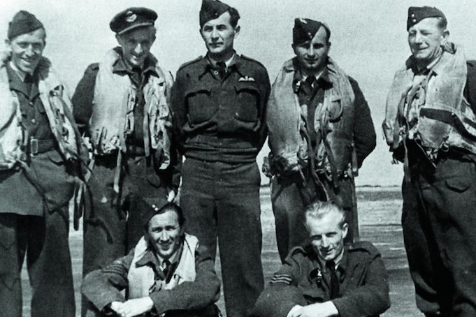 Posádka liberátoru 311. čs. bombardovací perutě RAF na základně v Predanocku - poručík Jaroslav Novák stojí v brigadýrce jako druhý zleva (1944).