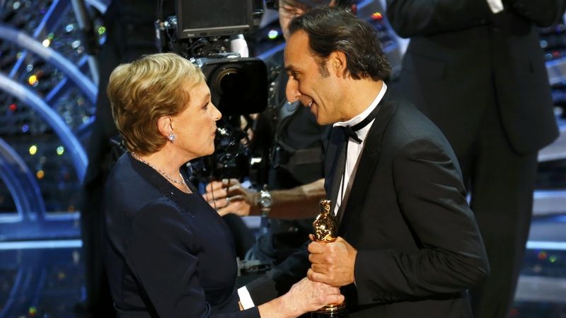 Alexandre Desplat přebírá Oscara za hudbu k filmu Grandhotel Budapešť.