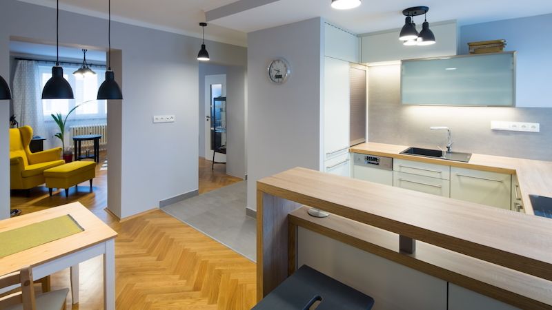 V nově realizovaném stavu je kuchyň propojena s jídelní částí a volně navazuje na obývací pokoj. 