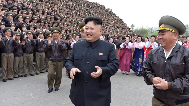 Severokorejský vůdce na sekátní příslušníků letectva s generálem Ri Pchjong-čcholem 