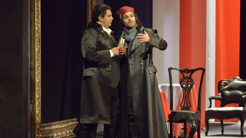 Rafael Alvarez jako Andrea Chénier a David Nykl jako Roucher v opeře Andrea Chénier