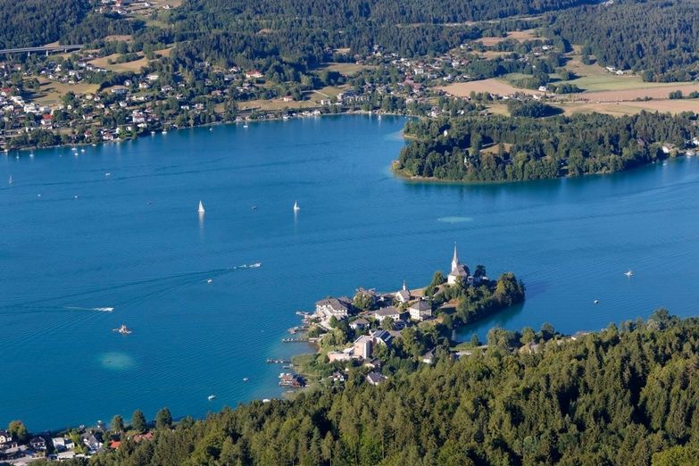 Pohled na město Maria Wörth u jezera Wörthersee v rakouských Korutanech