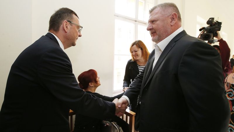 Bývalý premiér Petr Nečas si před soudem podává ruku s lobbistou Ivo Rittigem
