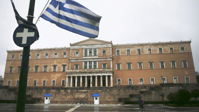 Řecké vlajka před budovou parlamentu v Aténách