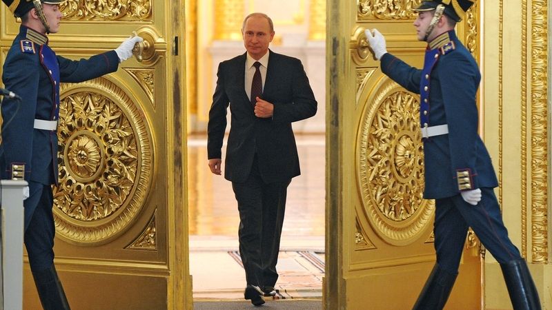 Ruský prezident si podle týmu nizozemských expertů osvojil styl chůze, při kterém prakticky nehýbe pravou rukou. Zřejmě za to může výcvik u KGB