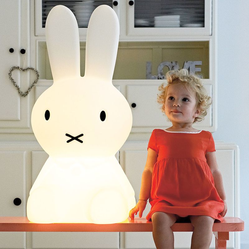 Noční lampa a hračka — králík Miffy – vyzařuje měkké, teplé světlo s možností regulace. Miffy vysoký 50 cm stojí 2799 Kč.