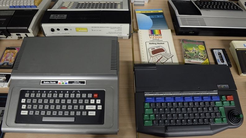 Výstava představuje přibližně čtyři sta typů různých československých a zahraničních počítačů ze 70. a 80. let 20. století a dalších dobových zařízení.