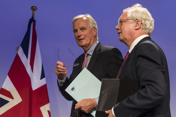 Hlavní vyjednavači za Velkou Británii a EU David Davis (vpravo) a Michel Barnier