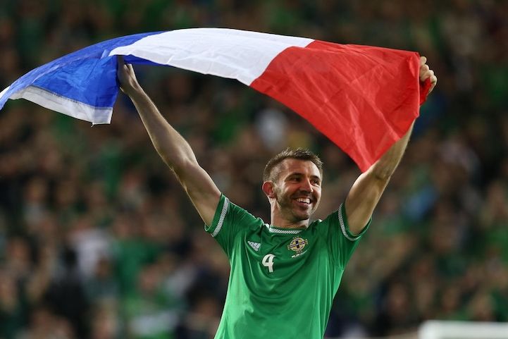 Takhle loni slavil reprezentant Severního Irska Gareth McAuley postup na Euro ve Francii. Ilustrační foto.