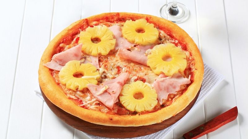 Pizza s ananasem. Ilustrační foto.