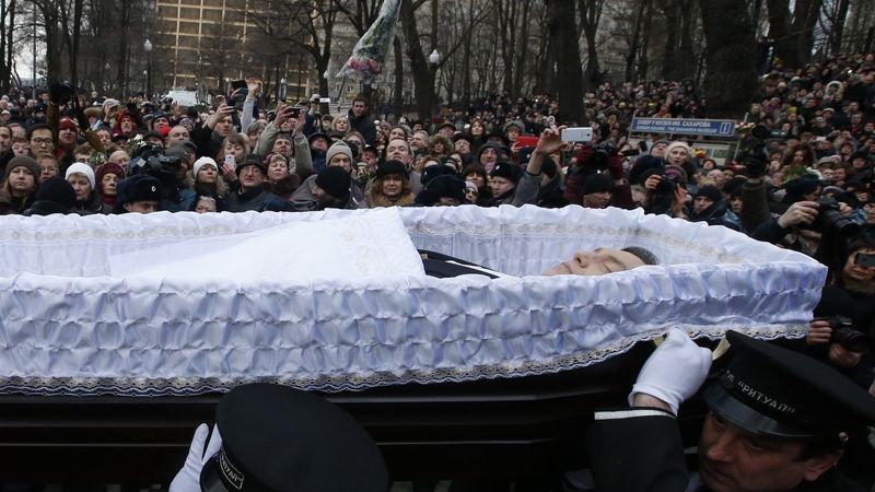 S Němcovem se přišly rozloučit tisíce lidí.