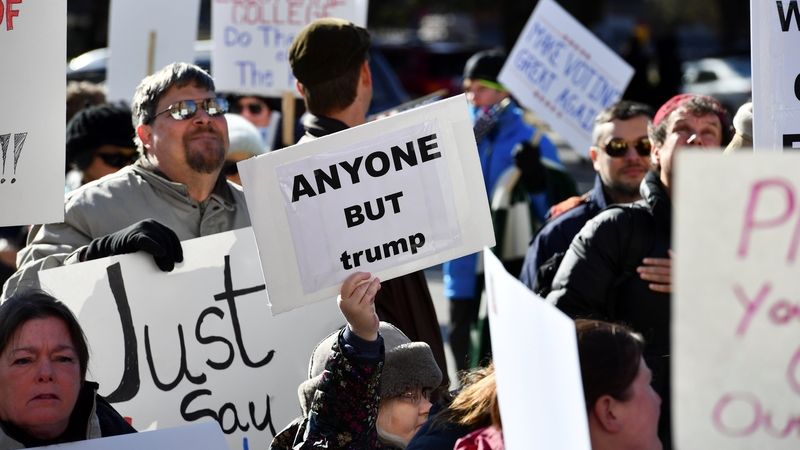 Aktivisté demonstrují v texaském Austinu před místním kapitolem, kde požadují po volitelích, aby nehlasovali pro Trumpa.  