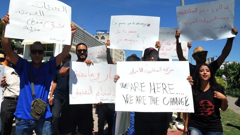 Mladí Tunisané protestují proti trestání lidí, kteří se během ramadánu nepostí. Máme právo na svobodu pro jednotlivce, stojí na arabsky psaném transparentu. 