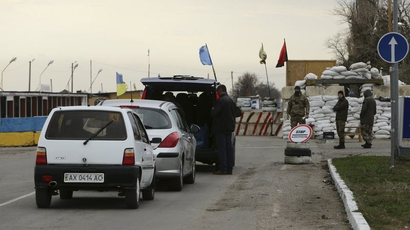 Kontrolní stanoviště vybudované etnickými Tatary a ukrajinskými nacionalisty na silnici spojující Krym s ukrajinskou Chersonskou oblastí  