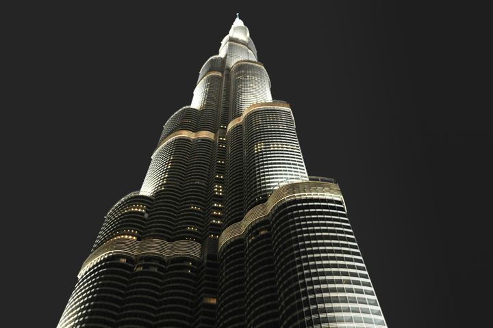 Také 828 metrů vysoká megastavba Burdž Chalífa v Dubaji ukrývá hotel s originálními pokoji – Armani Hotel.