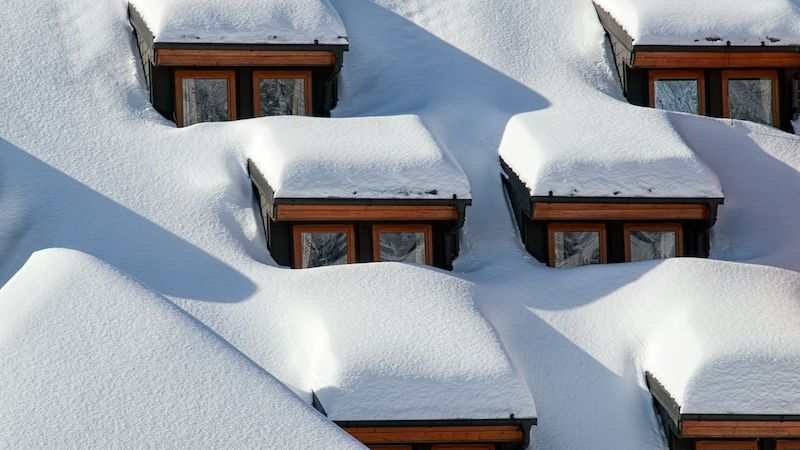 Za škody způsobené pádem sněhu ze střechy zodpovídá majitel domu.