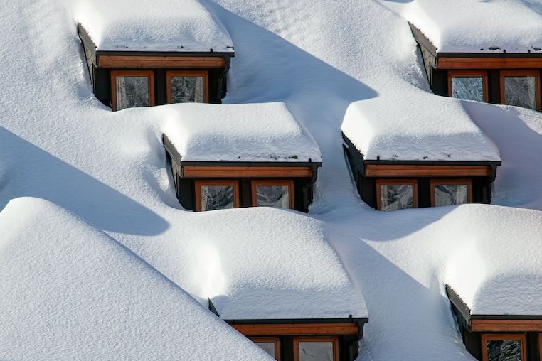 Za škody způsobené pádem sněhu ze střechy zodpovídá majitel domu.