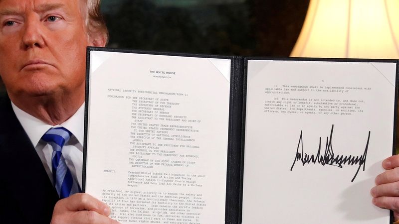 Americký prezident Donald Trump ukazuje text, v němž rozhodl o odstoupení od jaderné dohody s Íránem. 