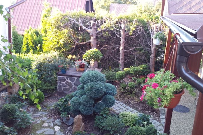 Zahrada před chatou je zařízena v asijském stylu.