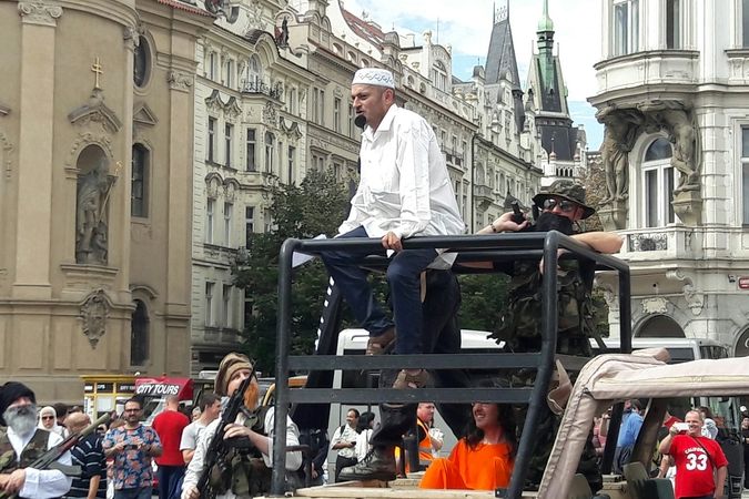 Imaginární invazi takzvaného Islámského státu do České republiky sehráli 21. srpna odpoledne v Praze přívrženci bojovníka proti islámu Martina Konvičky (na snímku). Jejich představení ale způsobilo paniku. 