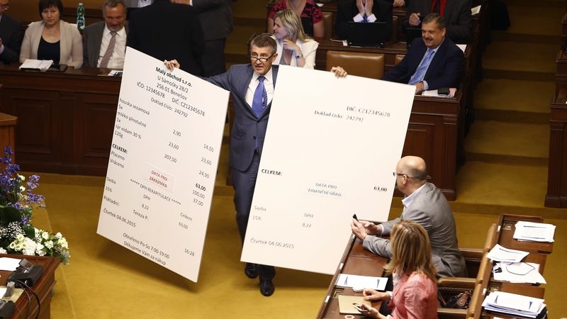 Ministr financí Andrej Babiš (ANO) v Poslanecké sněmovně se zvětšeninou účtenky. Snímek z 10. července 2015.