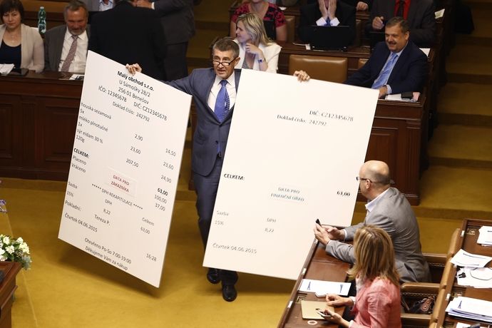 Ministr financí Andrej Babiš (ANO) v Poslanecké sněmovně se zvětšeninou účtenky. Snímek z 10. července 2015.