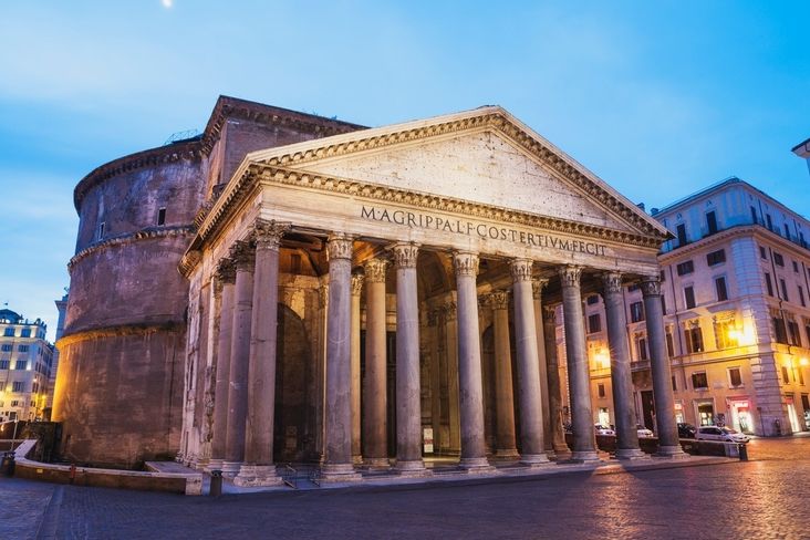 Večerní pohled na římský chrám Pantheon