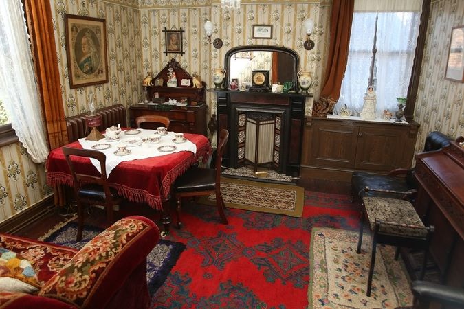 Mladý muž zařídil dům přesně ve stylu viktoriánské éry. Portrét královny Viktorie na zdi proto nesměl chybět.