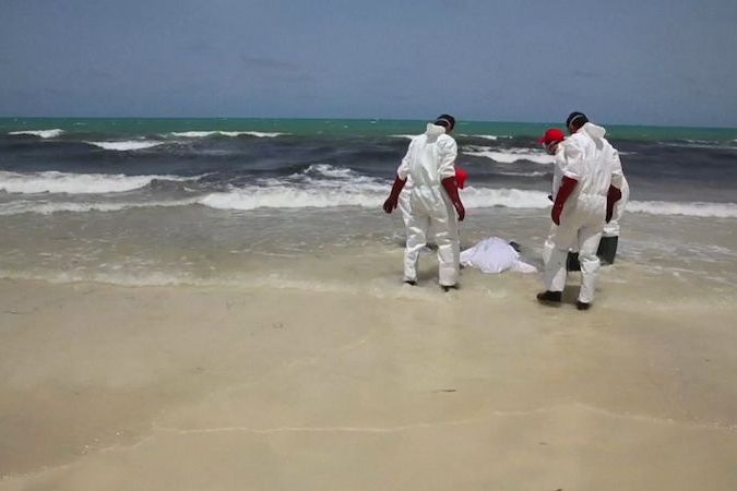 BEZ KOMENTÁŘE: Záchranáři odvážejí z libyjského pobřeží těla utopených migrantů
