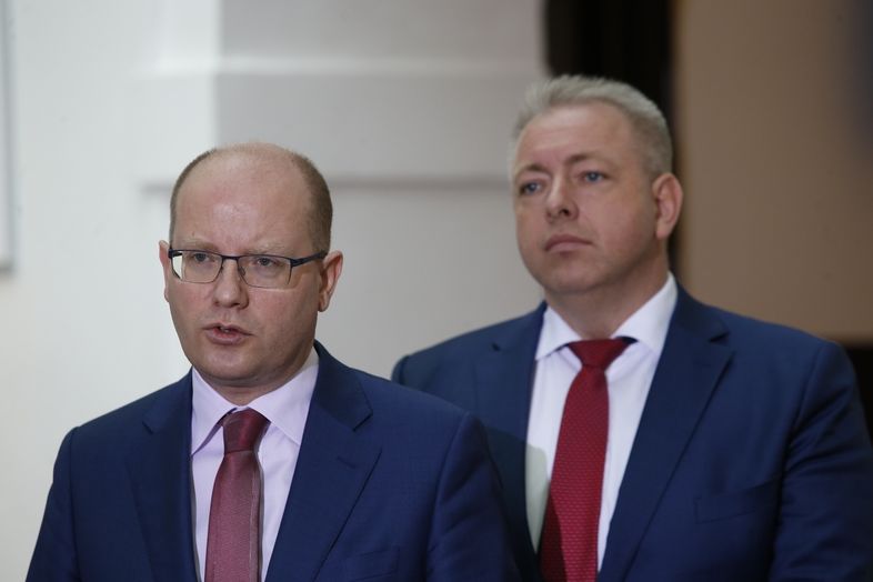 Premiér Bohuslav Sobotka s ministrem vnitra Milanem Chovancem (oba ČSSD)