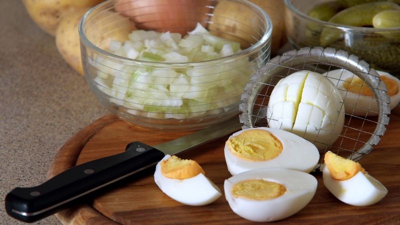 Ingredience na přípravu bramborového salátu