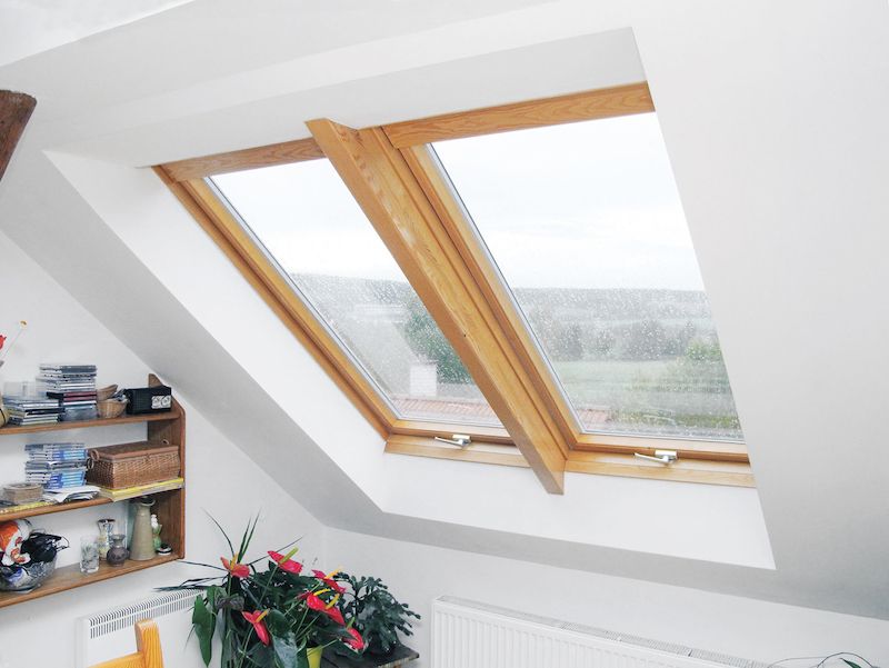 Sestava dvou střešních oken osazených s použitím interiérové krokve (cena 4525 Kč). 