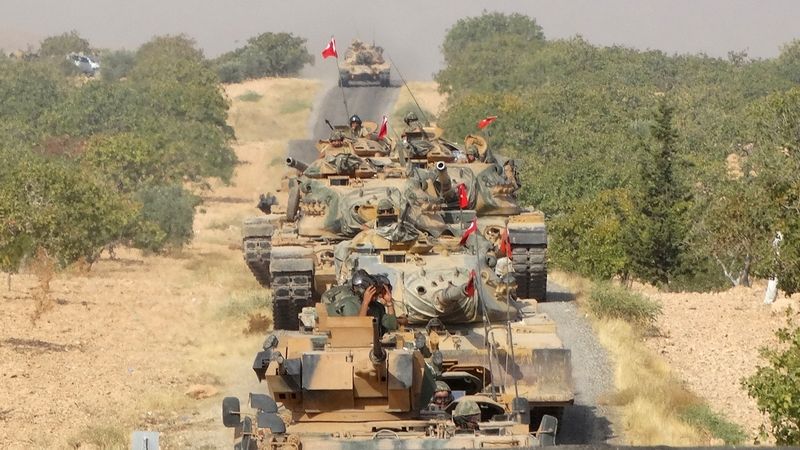Turecké tanky na severu Sýrie
