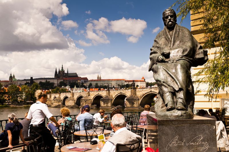 Pomník Bedřicha Smetany a výhled na Hradčany