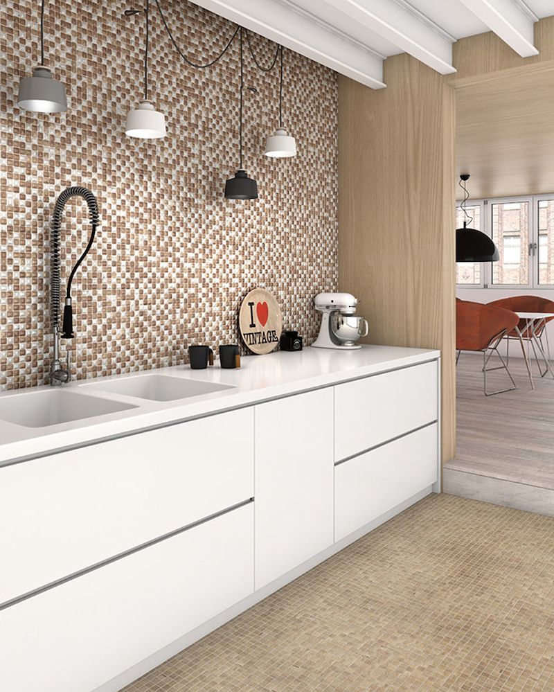 Moderní skleněné variace série Wood imitují přírodní dřevo. Hodí se do koupelen, kuchyní i ostatních interiérů, cena 2499 Kč/m2. 