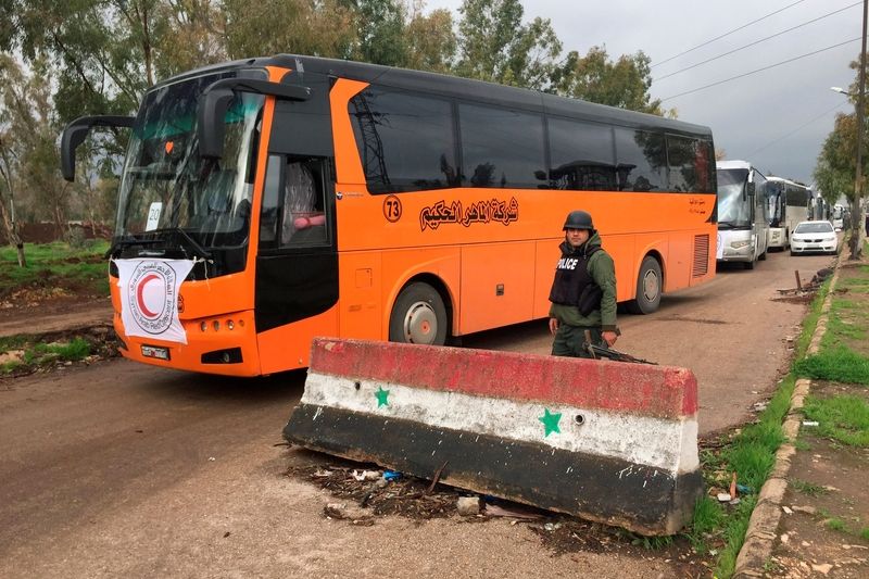 Autobusy připravené pro odcházející povstalce v syrském Homsu.